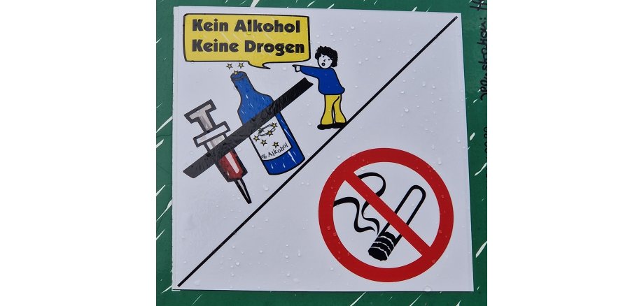 Foto: Schild Rauch-/Drogen- und Alkoholverbot Spielplatz